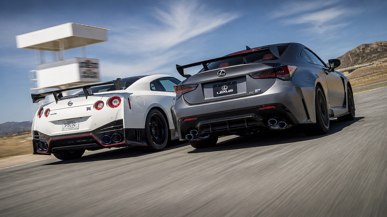 Zwei Rennsportwagen, ein weißer Nissan GT-R und ein grauer Lexus RC F, fahren nebeneinander auf der Rennstrecke.