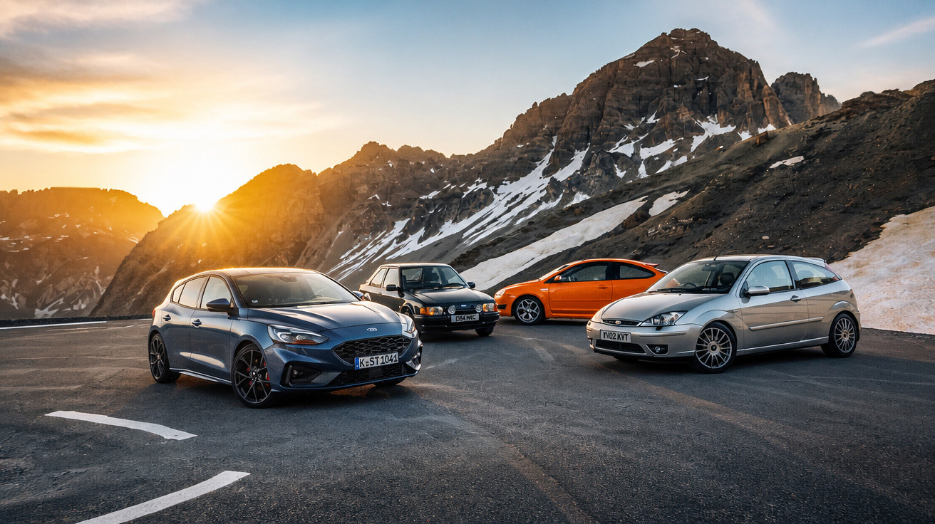 Vier verschiedene Autos auf Bergpass bei Sonnenuntergang mit schneebedeckten Bergen im Hintergrund