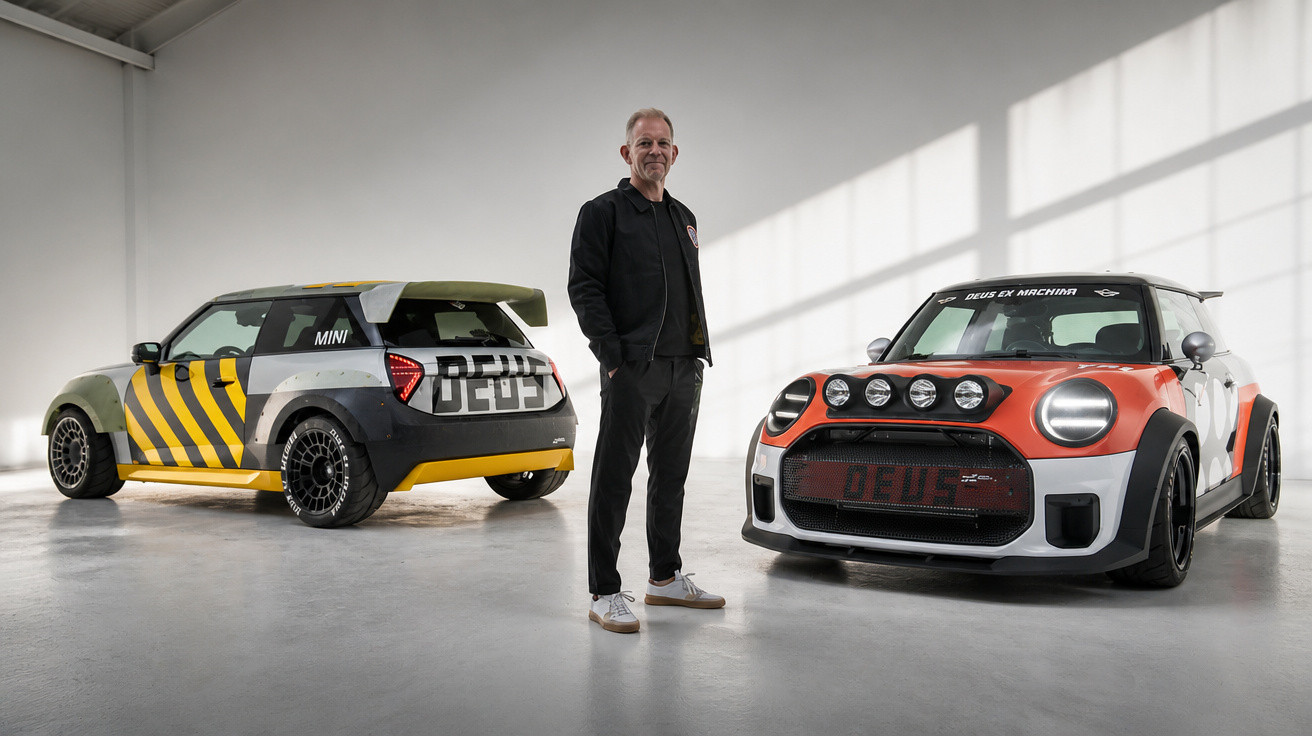 Mann steht in weißem Raum zwischen zwei getunten Mini Cooper Rennwagen mit auffälligem Design.