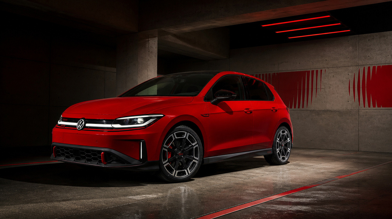 Roter Volkswagen Golf GTI in einer dunklen, modernen Garage mit Betonwänden und roten Akzenten.