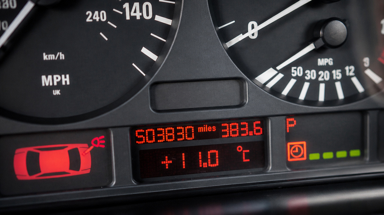 Instrumententafel eines Fahrzeugs mit Kilometerstand, Außentemperatur 11 Grad Celsius und aktivierter Parkbremse.