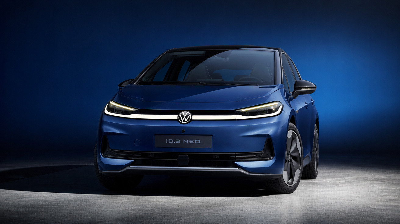 Blauer Volkswagen ID.3 Neo Elektroauto frontal vor blauem Hintergrund in Studioaufnahme.