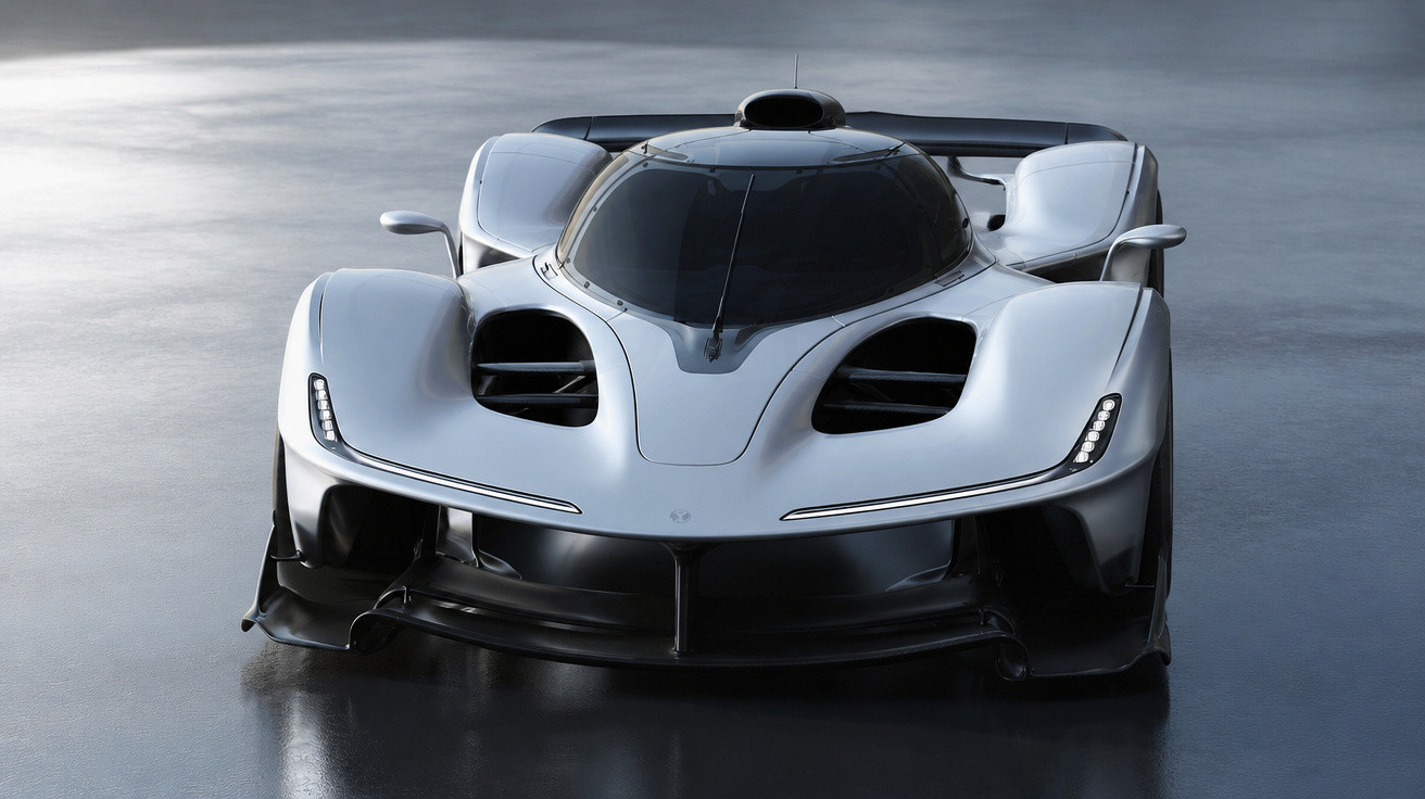 Frontansicht eines weißen Hochleistungs-Rennwagens mit aerodynamischem Design auf glattem Boden