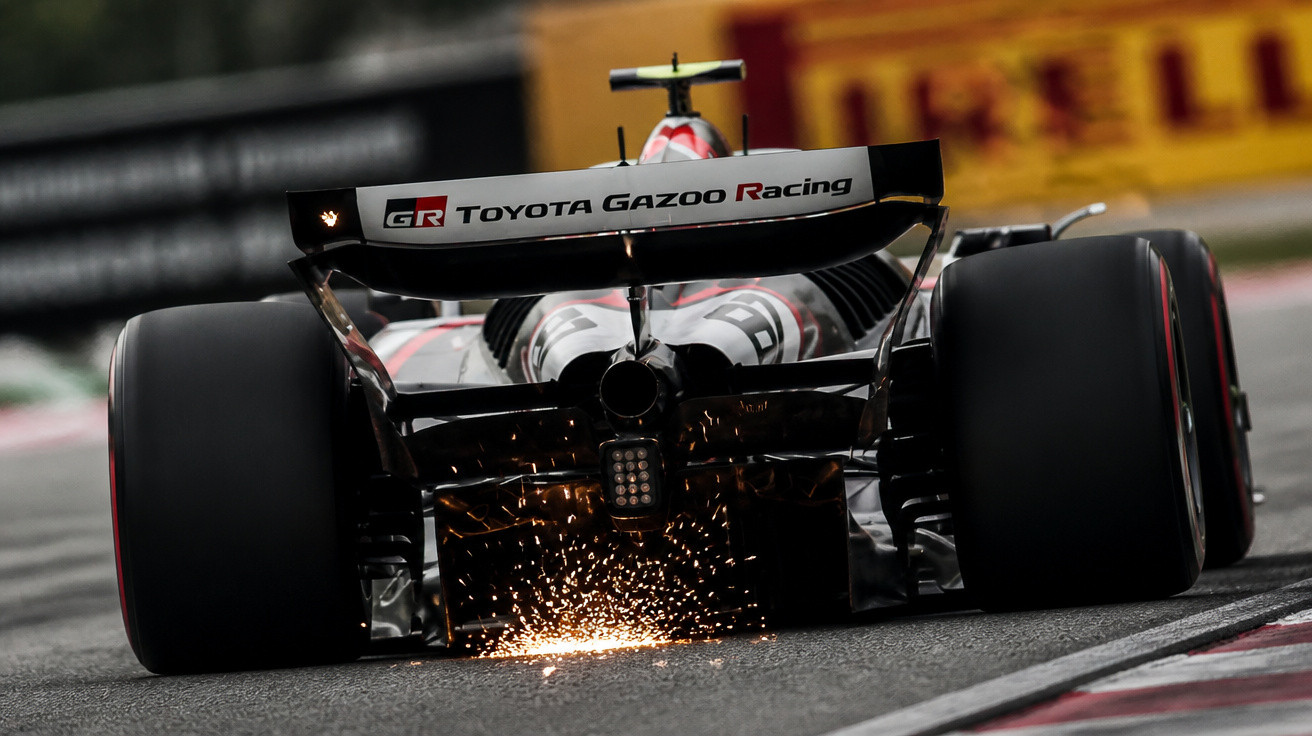 Rückansicht eines Toyota Gazoo Racing Formel-1-Autos mit Funken auf der Rennstrecke.