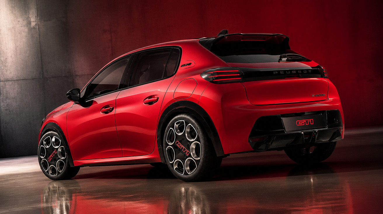 Roter Peugeot GTI 308 in Sportversion von hinten rechts auf glänzendem Boden vor rotem Hintergrund.