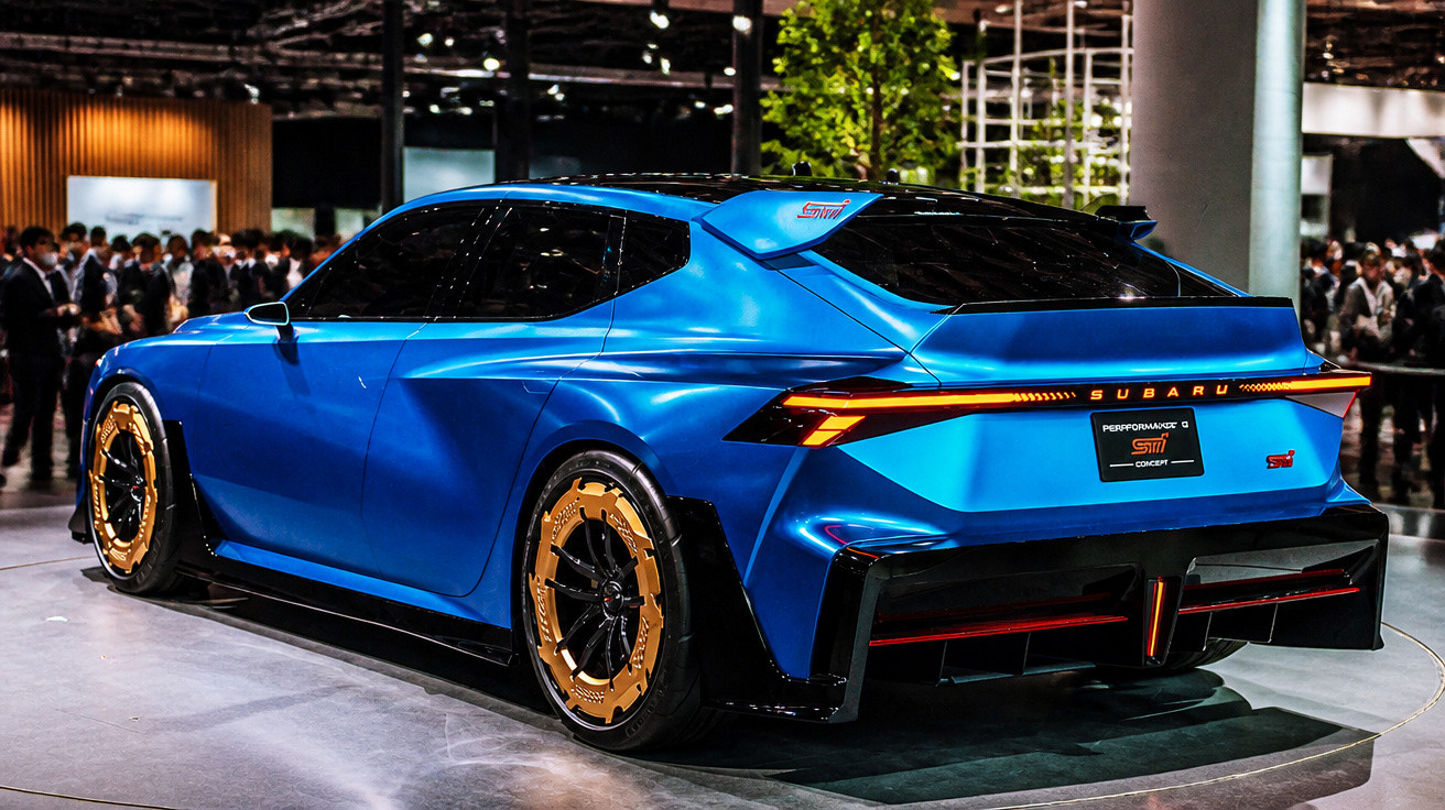 Blauer Subaru Performance STI Concept mit goldfarbenen Felgen auf Autoshow unter Menschen.